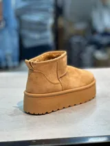 Bota corta de color tostado, con suela gruesa y diseño minimalista.