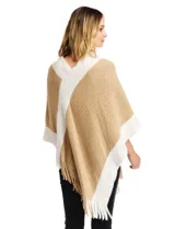 Poncho de tejido soft, color beige y blanco, con diseño cruzado en el frente y cuello en V. Presenta bordes y flecos en color blanco.