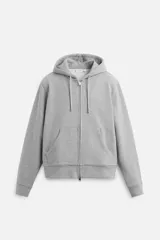 Sudadera gris con capucha ajustable, cierre frontal con cremallera, bolsillos tipo canguro y mangas largas.