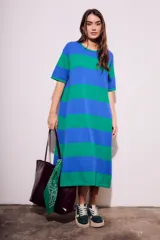 Vestido midi de tejido de punto con rayas horizontales azules y verdes, corte recto y mangas cortas.