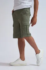 Bermuda cargo color beige con bolsillos frontales, laterales y traseros, confeccionada en tela elastizada.