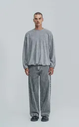 Sweater gris de cuello redondo y mangas largas con puños elásticos.