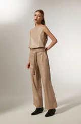 Pantalón ancho de tiro alto color beige metalizado, confeccionado en lino y viscosa, con lazo para ajustar en la cintura.