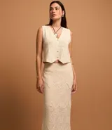 Pollera midi de punto color crema con diseño calado tipo ganchillo, corte recto y cintura elástica.