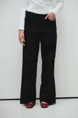 Pantalón wide leg negro de gabardina rígida, tiro medio y calce extra relaxed.
