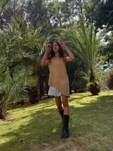 Vestido corto color beige con tirantes finos y corte recto.
