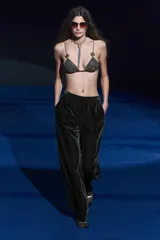 Pantalón de terciopelo negro de tiro medio con cintura elástica, bolsillos laterales ocultos y pierna ancha.