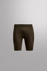 Mallas cortas de entrenamiento color marrón confeccionadas en tejido técnico elástico en cuatro direcciones. Cuentan con cintura elástica ajustable con cordón interior y bolsillos laterales de fácil acceso en las perneras.