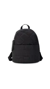 Mochila de tela color blanco con diseño capitoneado en la parte superior y textura tipo telar en la parte inferior. Tiene correas negras ajustables, asa superior y bolsillo frontal amplio. Incluye compartimento interno para iPad.
