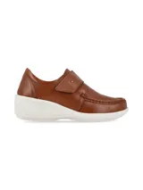 Zapato slip on color marrón con elástico en el empeine y suela blanca.