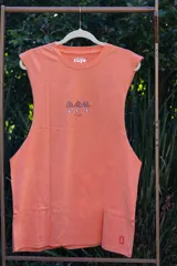 Musculosa celeste con estampado de tres hongos rojos y texto "Tuya".