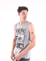 Musculosa gris con estampado de Nueva York en el frente.