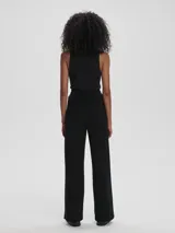 Pantalón negro de tiro alto con cintura elástica, corte wide leg y detalle de pinzas frontales.