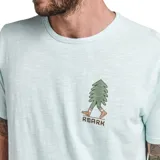 Remera color celeste con estampado de un árbol en el pecho, de manga corta y corte clásico.