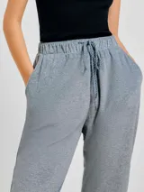 Pantalón de jogging gris con cintura elástica ajustable con cordón.