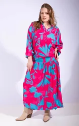 Vestido largo de viscosa color fucsia con estampado de flores en tonos azules y diseño fluido.