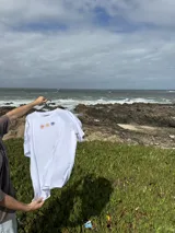 Remera blanca de algodón premium con mangas cortas y estampado de tres flores en el pecho.