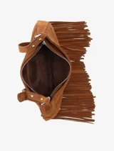 Bolso de hombro negro de cuero con flecos y tachuelas metálicas doradas y plateadas. Tiene correa ajustable y cierre de cremallera.