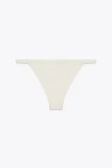Braguita de bikini color blanco, de tiro medio y cintura elástica.
