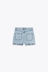 Shorts de jean celeste con tiro alto, cinco bolsillos y cierre frontal cruzado con cremallera y botones.