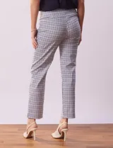 Pantalón de gabardina estampada a cuadros, marca Hope & Harlow. Modelo recto con pretina ancha elastizada.