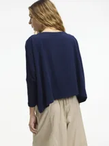 Sweater azul marino de punto, con cuello bote y mangas 3/4.