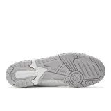 Championes de caña alta New Balance 650, color blanco con detalles en azul marino y gris.