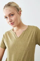Remera verde oliva de manga corta con cuello en V y estampado floral en relieve.