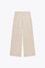 Pantalón marrón de tiro alto con cintura elástica y pierna ancha.