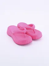 Sandalias tipo ojotas color fucsia, con plataforma y suela texturizada.