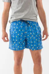 Short liviano con cintura elástica, diseño en tela azul con estampado colorido y logo bordado.