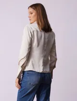 Camisa blanca de satén, marca Tahari. Cuello con solapa y escote en V. Abertura central con botones. Manga larga con puño y botón.