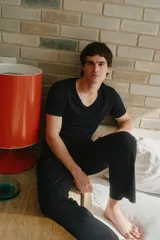 Pack de dos remeras negras de algodón con cuello en V y etiqueta de la marca en el cuello.