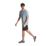 Remera de hombre color verde militar, de corte recto y manga corta.