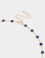 Collar corto dorado con cadena de eslabones y dijes de ojos turcos azules.