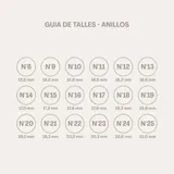 Anillo solitario de oro blanco 18k con aguamarina central ovalada y brillantes laterales engarzados en 4 puntas. El ancho de la banda es de 2,4 mm.