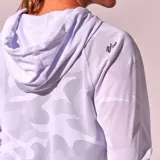 Hoodie deportivo blanco con estampado de camuflaje, confeccionado en tejido de red traslúcido.