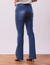 Jean bootcut de tiro alto marca Harmony & Havoc, con terminación de pierna acampanada, pretina con pasadores, botón y cierre. Delantera con bolsillos inclinados, trasera con bolsillos aplicados.