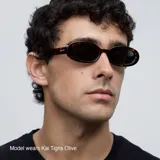 Lentes de sol ovalados con montura carey y lentes marrones polarizadas.