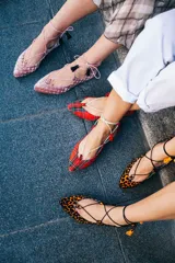 Bailarinas de terciopelo de seda rosa con diseño anudado al tobillo, trasera de terciopelo negro y borlas de ante negro. Incluye plantilla de piel y plantilla extra de lana intercambiable.