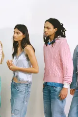 Jeans de denim celeste lavado, corte boyfriend ancho, tiro medio, con roturas y apliques/bordados en forma de corazón en diferentes partes de las piernas.