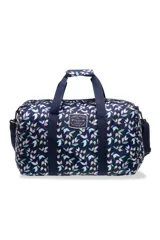 Bolso tipo duffel azul con estampado de hojas en tonos rosa, amarillo, celeste y blanco. Tiene doble asa de mano y correa de hombro ajustable y extraíble.