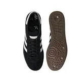 Championes Adidas Handball Spezial, color negro con las tres tiras blancas y detalles dorados.