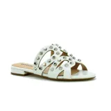 Sandalias bajas Korium color negro con tiras de cuero sintético y tachas plateadas.
