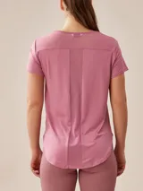 Remera deportiva color rosa con cuello redondo y mangas cortas.