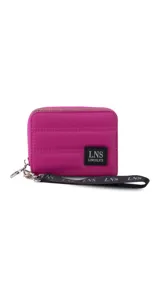 Billetera corta con cierre alrededor y tapa, confeccionada en tela capitoneada. Incluye varias reparticiones con tarjeteros y bolsillos internos, y una correa de mano desmontable. Disponible en negro, rojo y dorado.