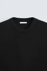 Camiseta de hombre de punto con mezcla de viscosa, a rayas horizontales blancas y azul marino. Tiene cuello redondo, manga corta y terminaciones en rib.