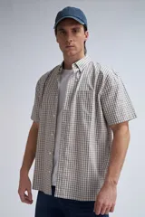 Camisa de manga corta con estampado a cuadros en tonos grises y blancos.