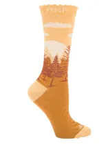 Calcetines de caña media color mostaza con diseño de paisaje de bosque en tonos marrones y cielo con nubes en tonos crema.