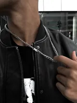 Cadena plateada de acero inoxidable con eslabones tipo cubano de 5mm de grosor y 65cm de longitud.